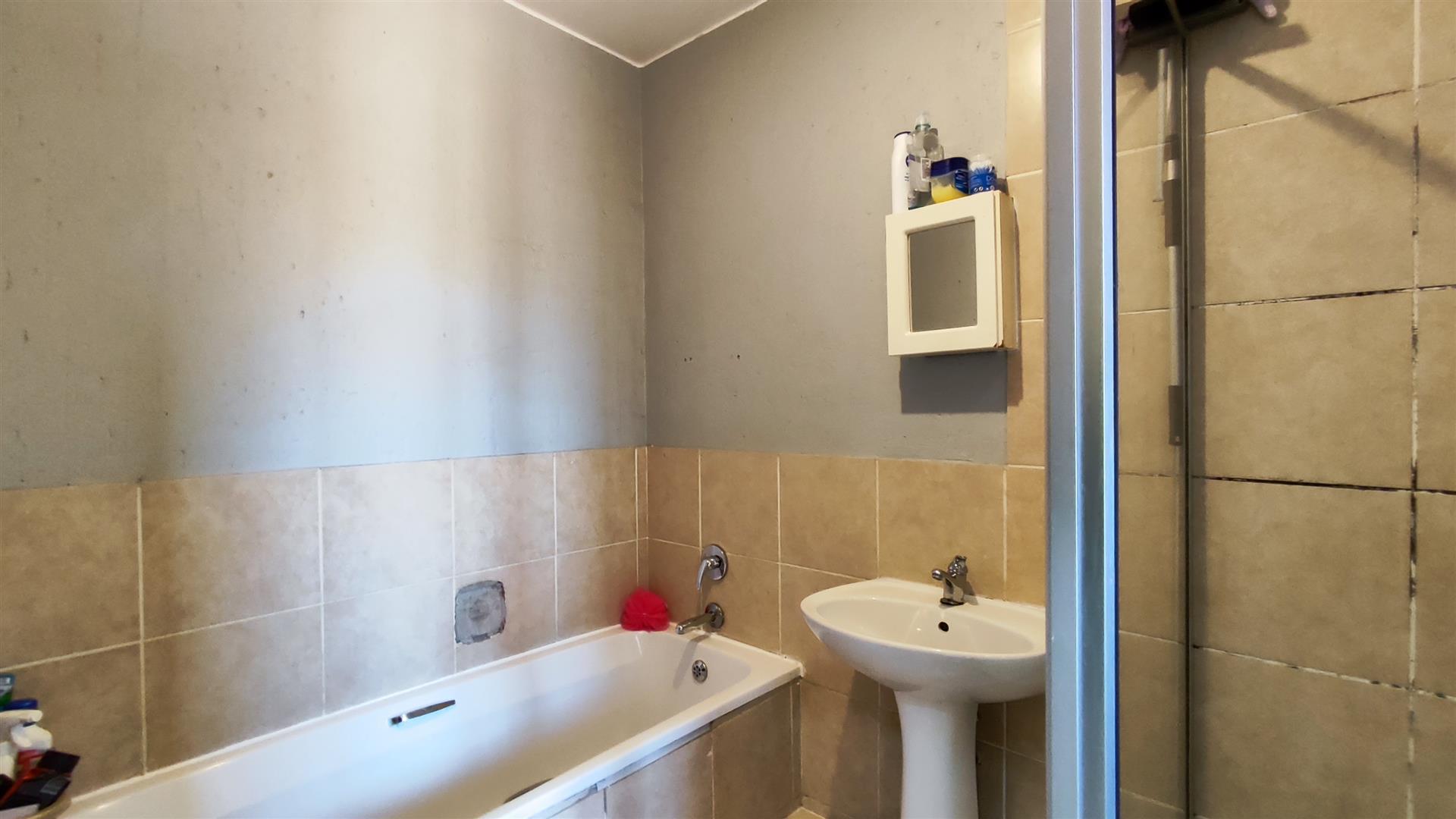 Bathroom 1 - 6 square meters of property in Comet