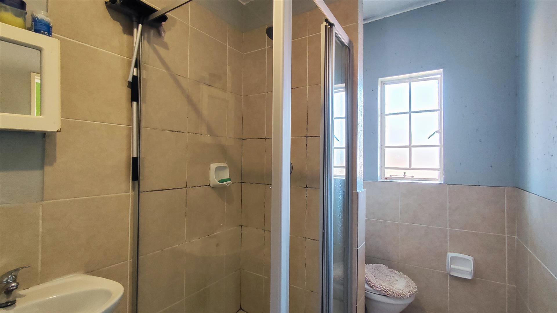 Bathroom 1 - 6 square meters of property in Comet