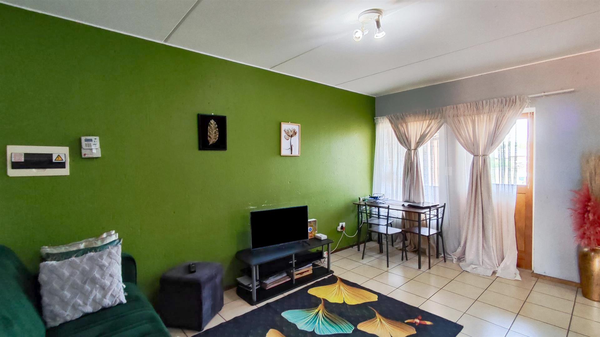 Lounges - 15 square meters of property in Comet