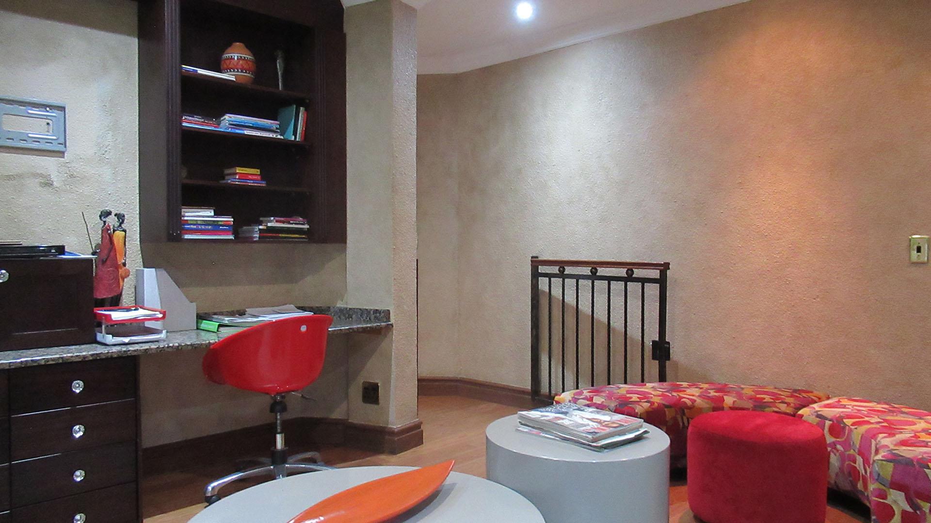 Lounges - 208 square meters of property in Ruimsig