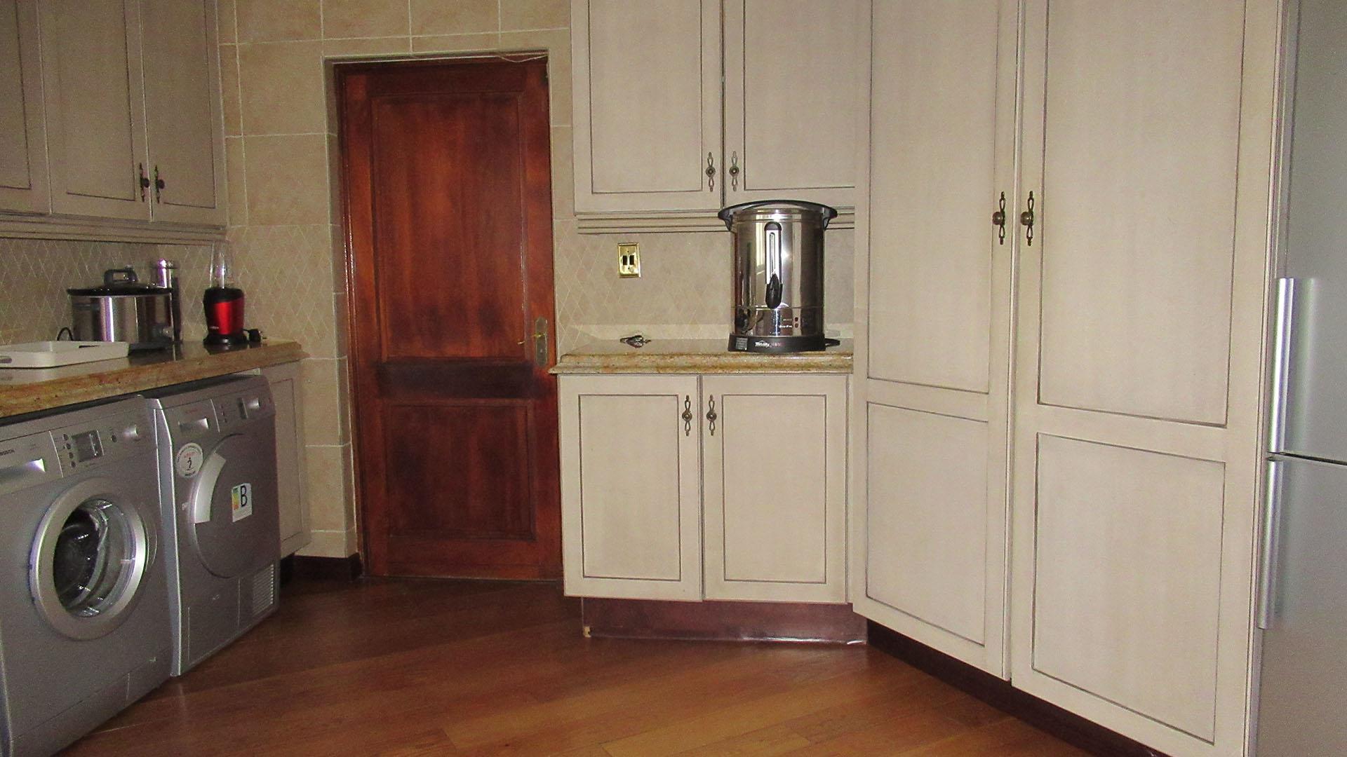 Scullery - 15 square meters of property in Ruimsig