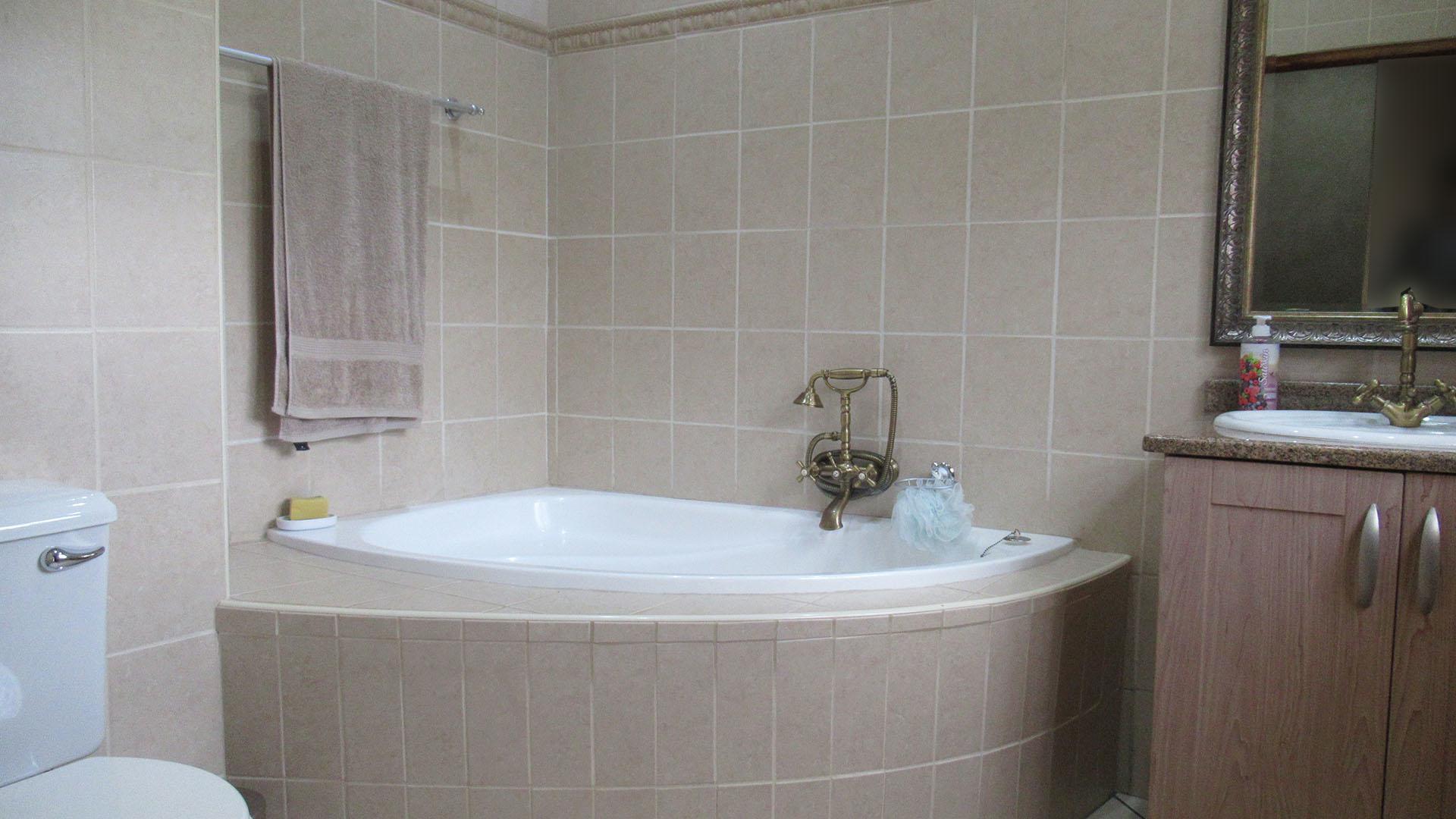 Bathroom 2 - 6 square meters of property in Ruimsig