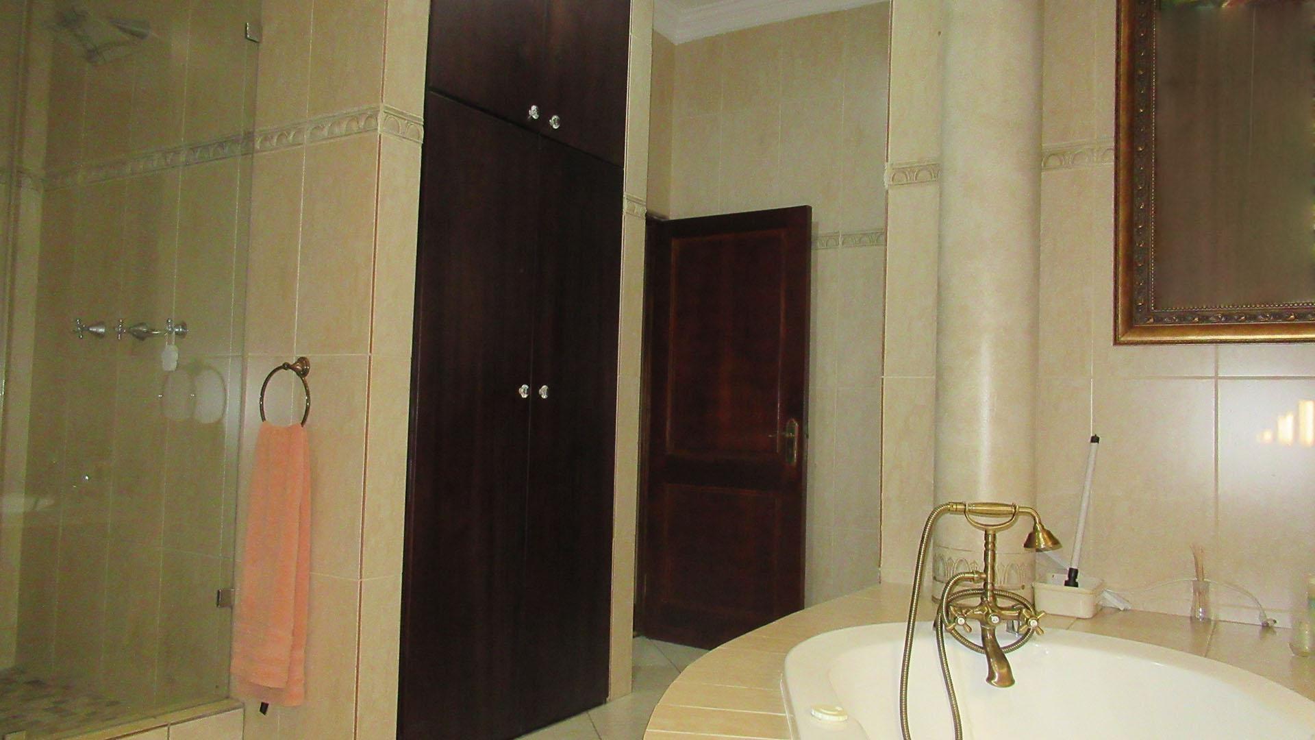 Main Bathroom - 22 square meters of property in Ruimsig