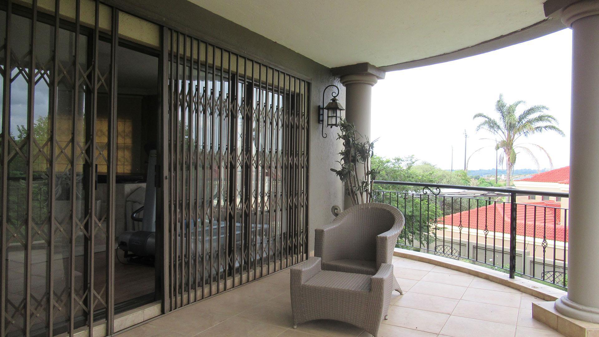 Balcony - 69 square meters of property in Ruimsig