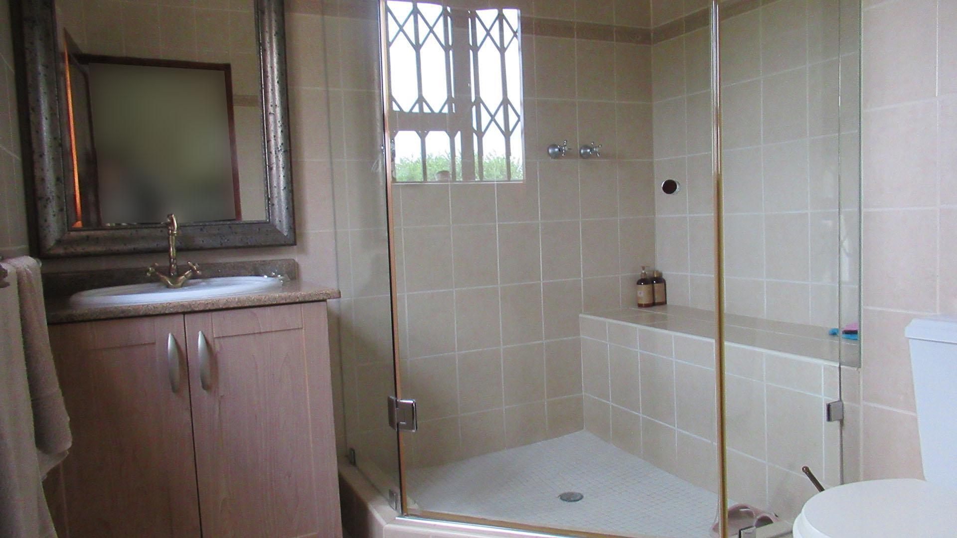Bathroom 3+ - 18 square meters of property in Ruimsig