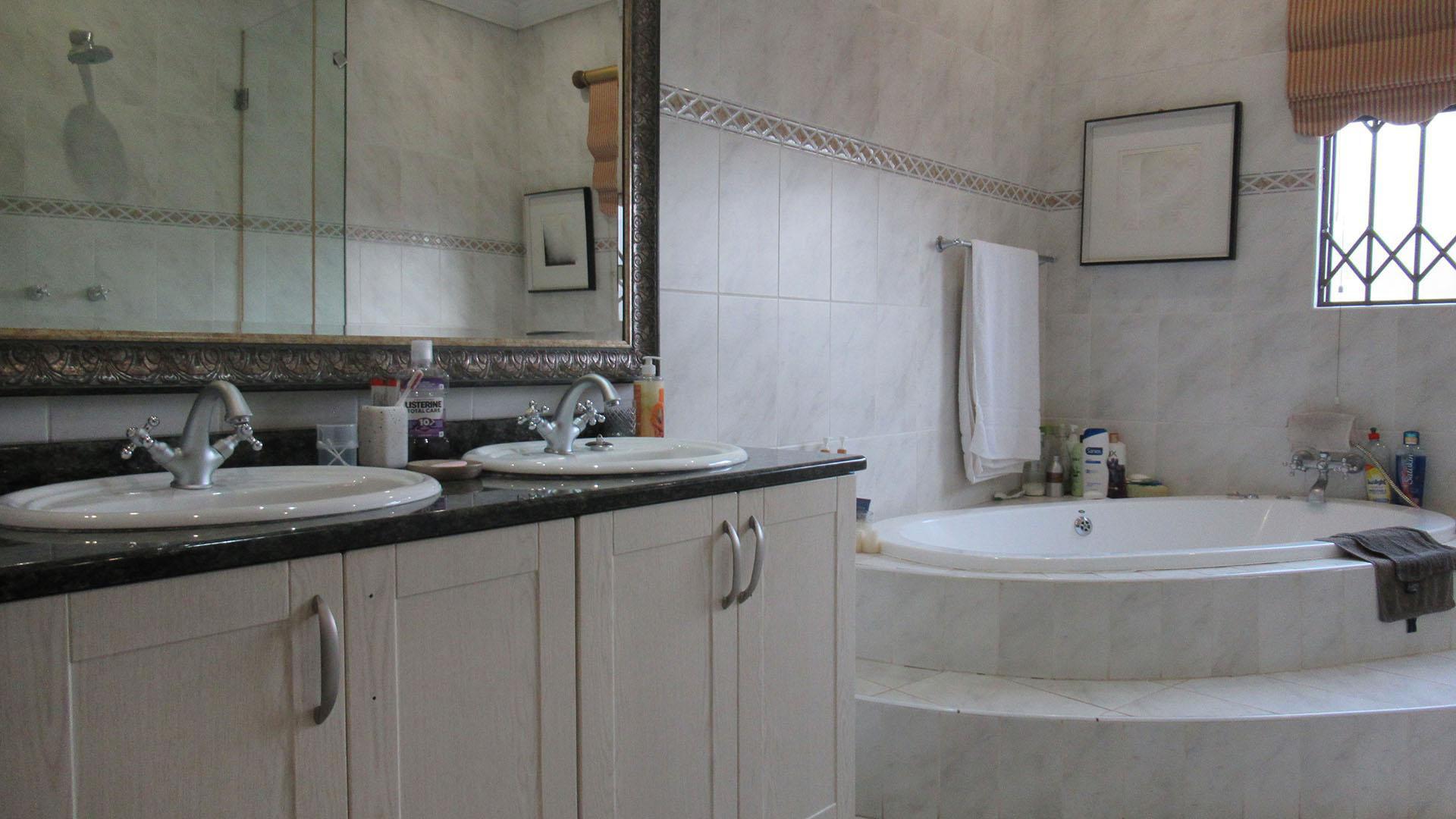 Bathroom 3+ - 18 square meters of property in Ruimsig