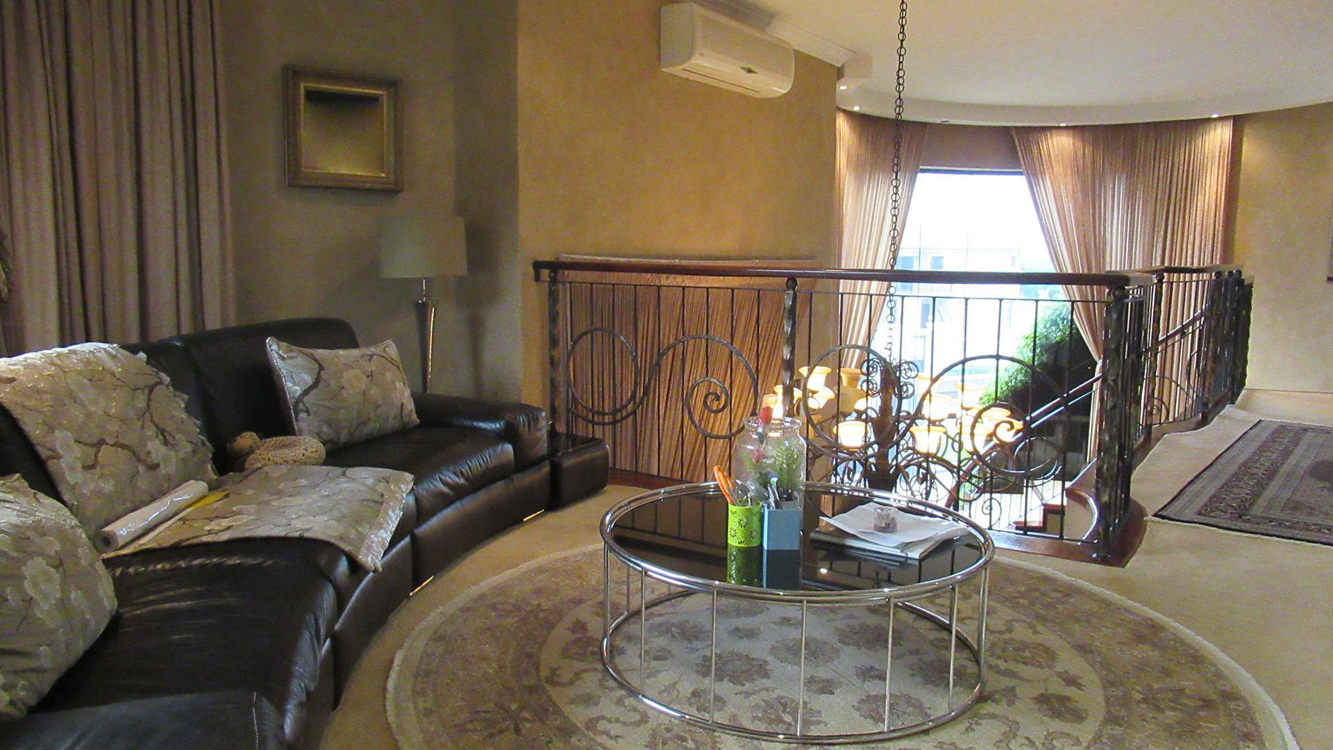 Lounges - 208 square meters of property in Ruimsig