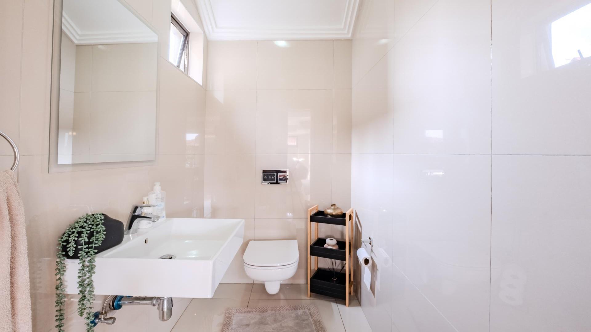 Guest Toilet - 3 square meters of property in Umhlanga Rocks