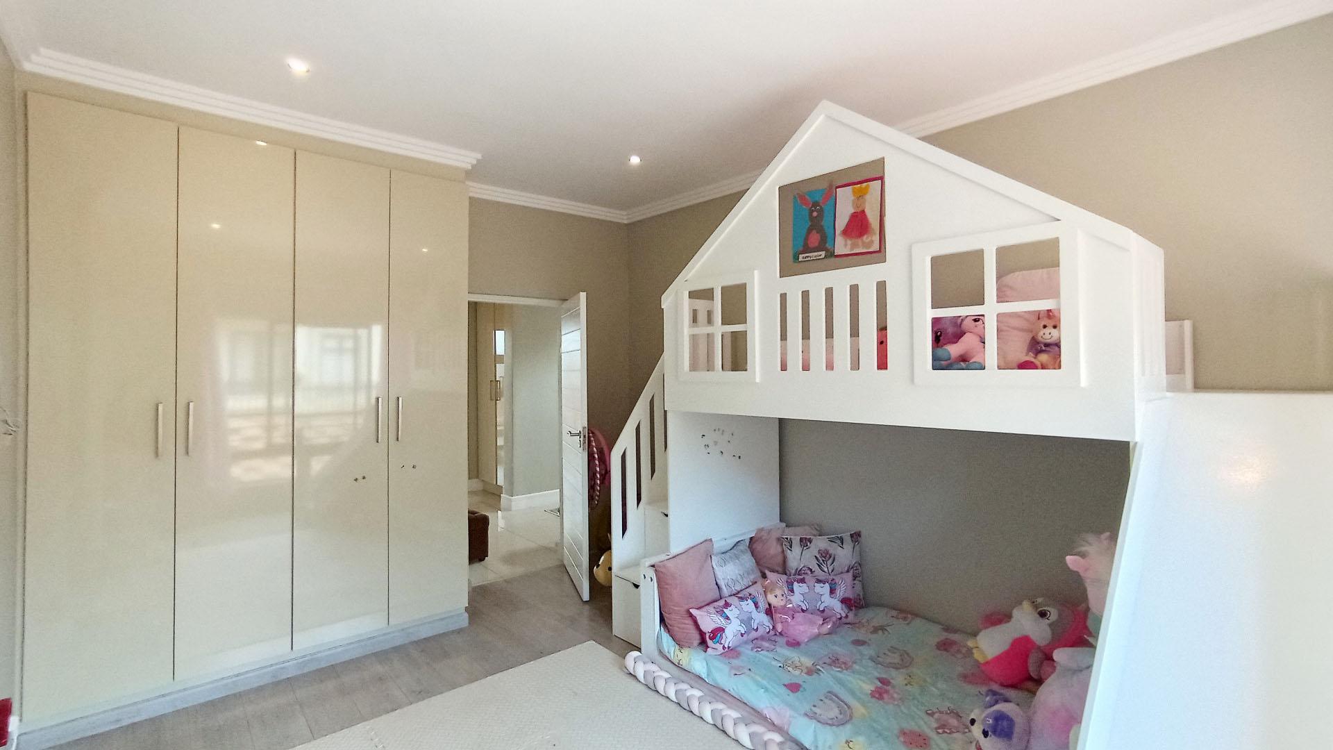Bed Room 1 - 22 square meters of property in Umhlanga Rocks