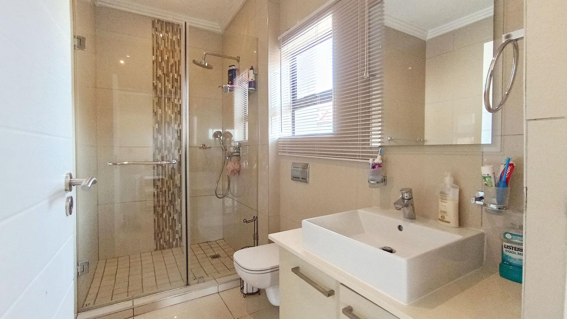 Main Bathroom - 7 square meters of property in Umhlanga Rocks