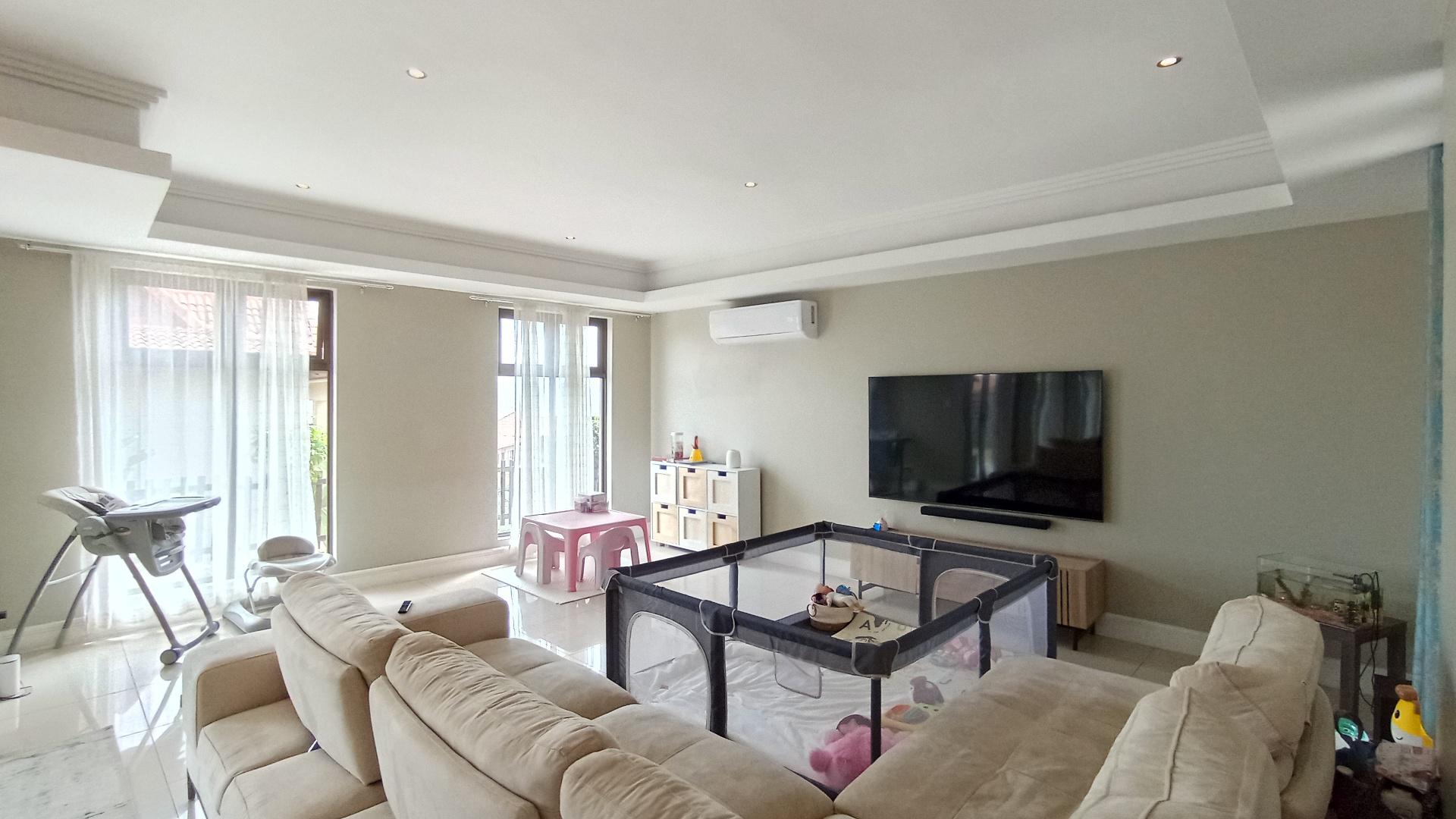 Lounges - 35 square meters of property in Umhlanga Rocks