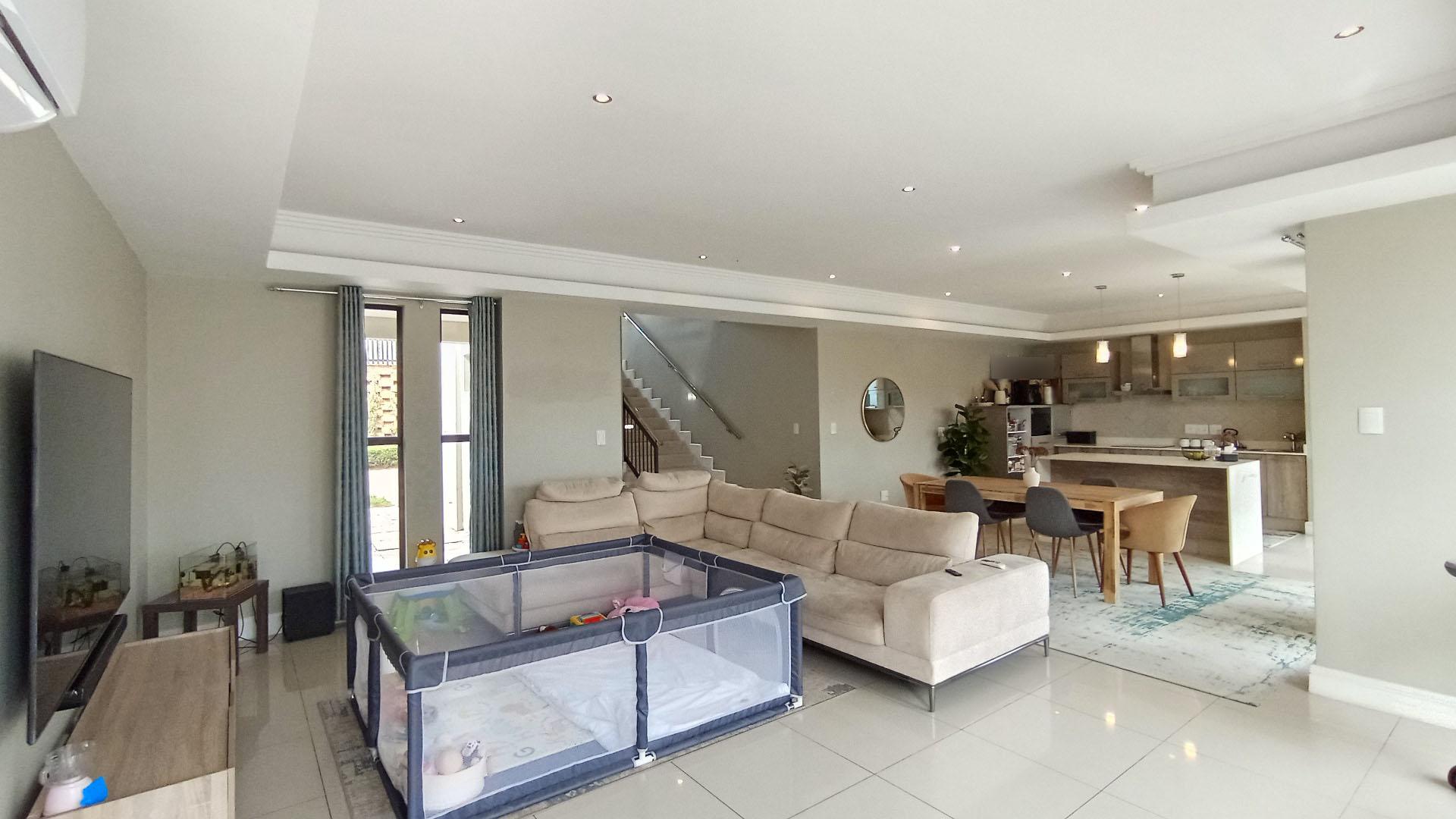 Lounges - 35 square meters of property in Umhlanga Rocks