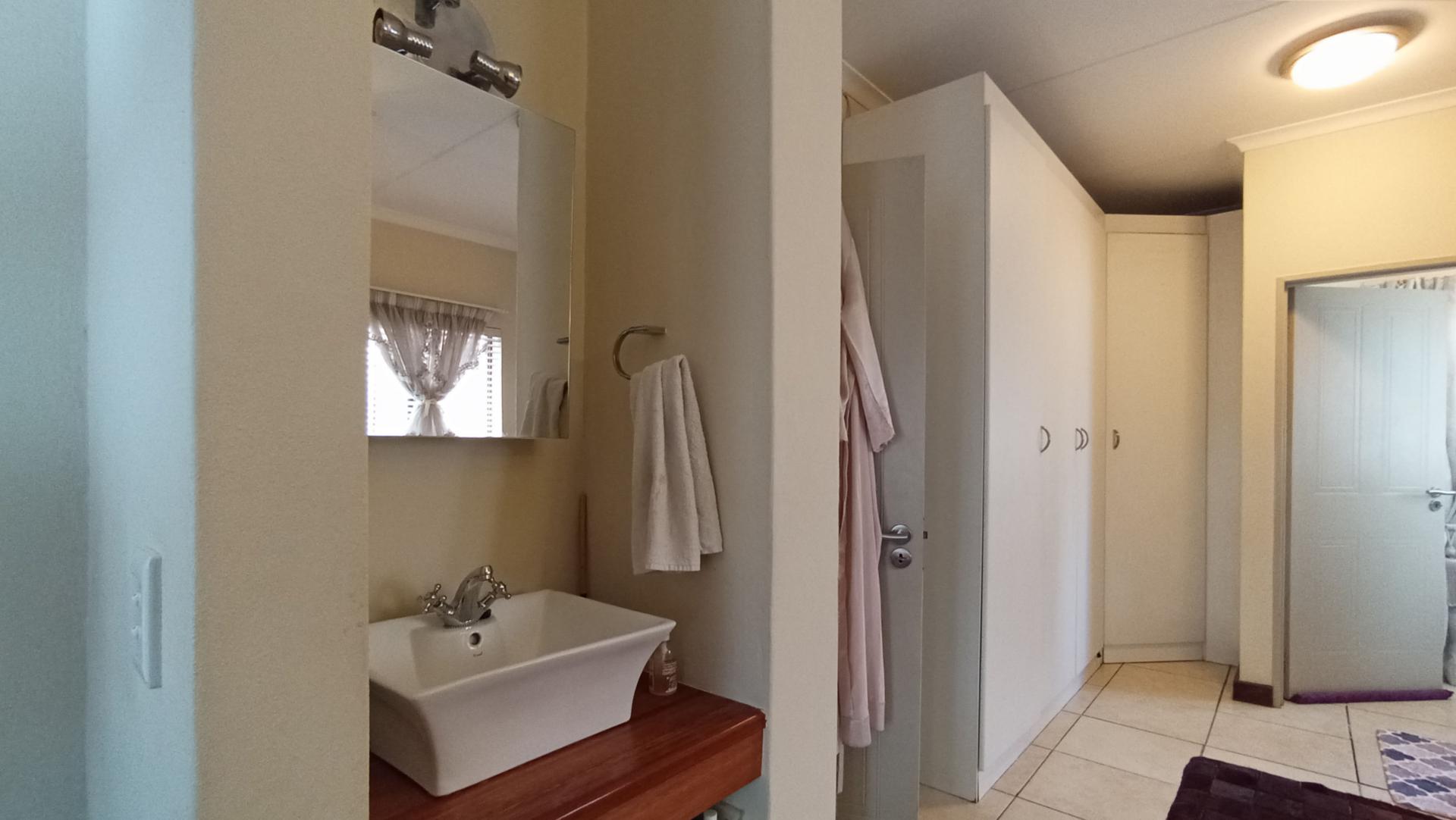 Main Bathroom - 16 square meters of property in Beverley