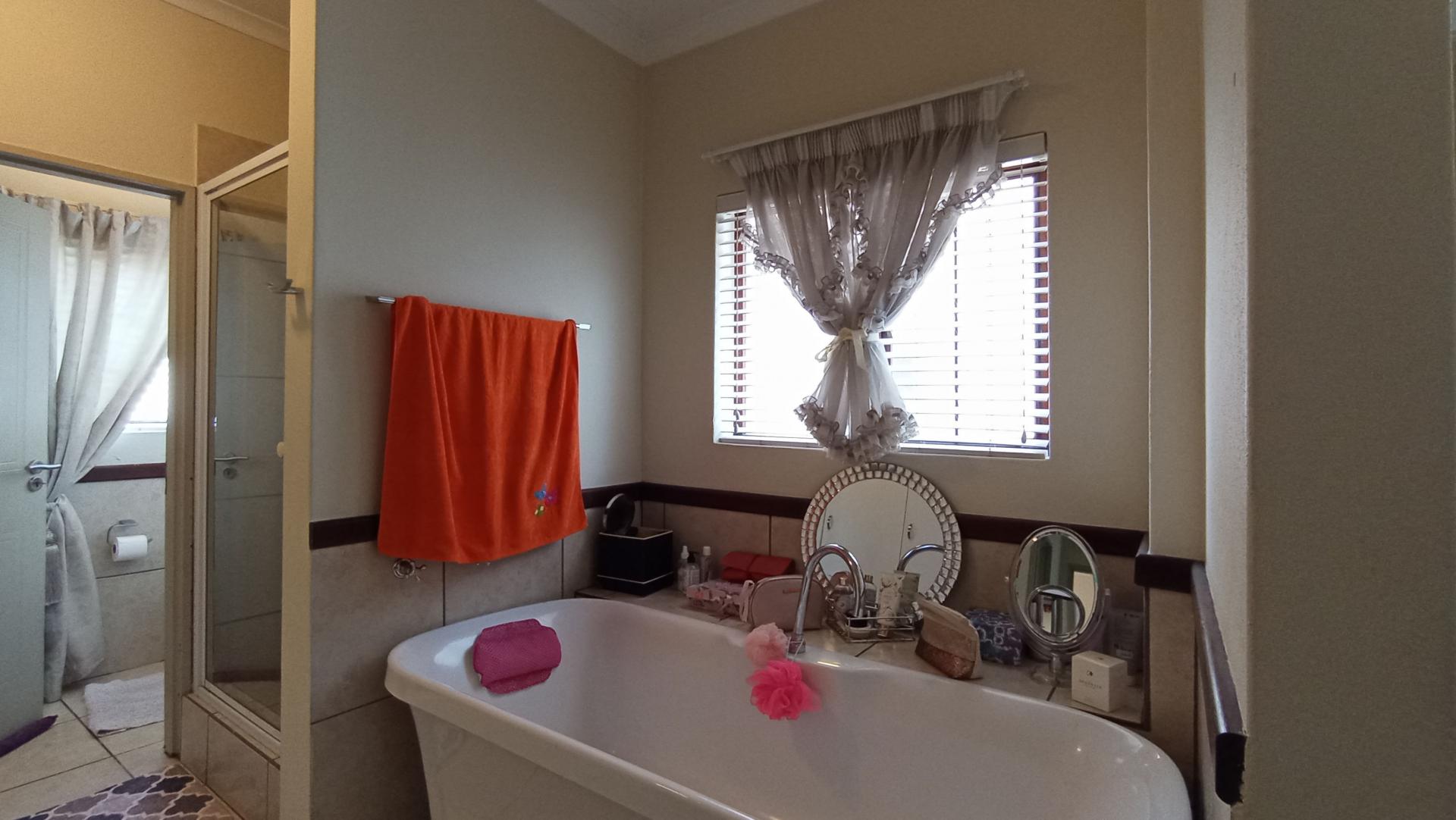 Main Bathroom - 16 square meters of property in Beverley