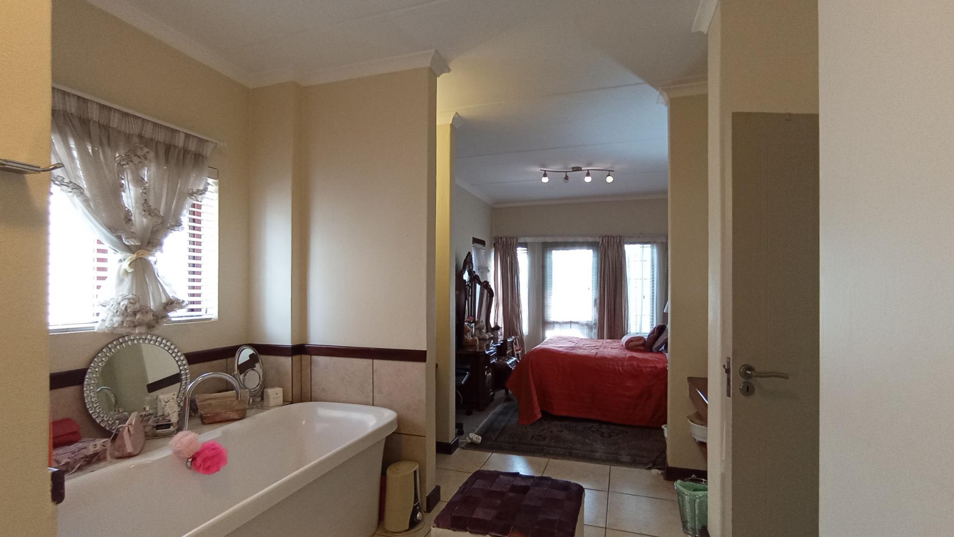 Main Bathroom - 16 square meters of property in Beverley