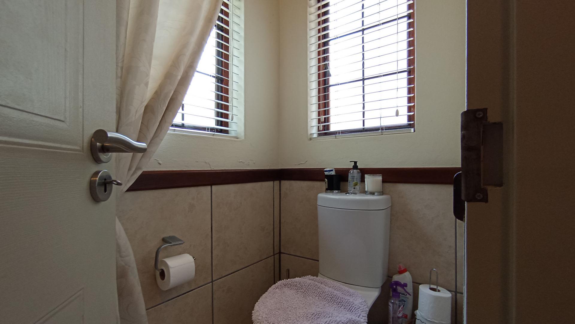 Main Bathroom - 16 square meters of property in Beverley