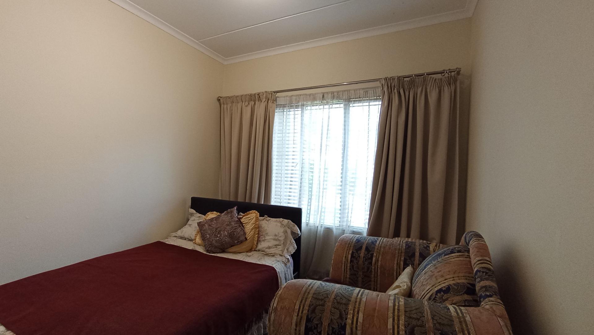 Bed Room 1 - 13 square meters of property in Beverley