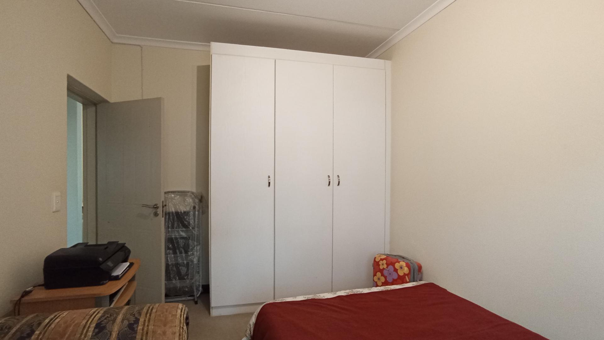 Bed Room 1 - 13 square meters of property in Beverley