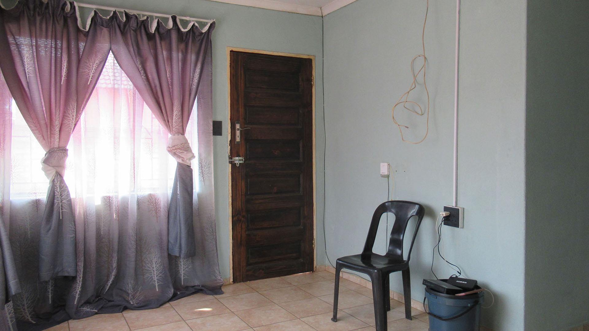 Lounges - 10 square meters of property in Toekomsrus