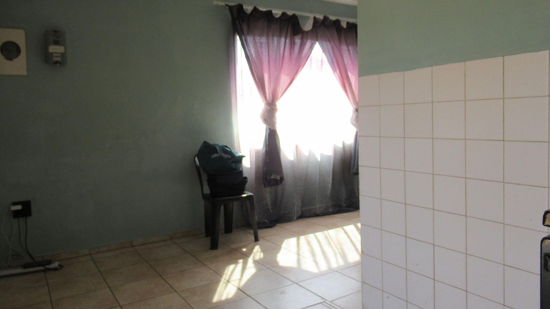 Kitchen - 6 square meters of property in Toekomsrus