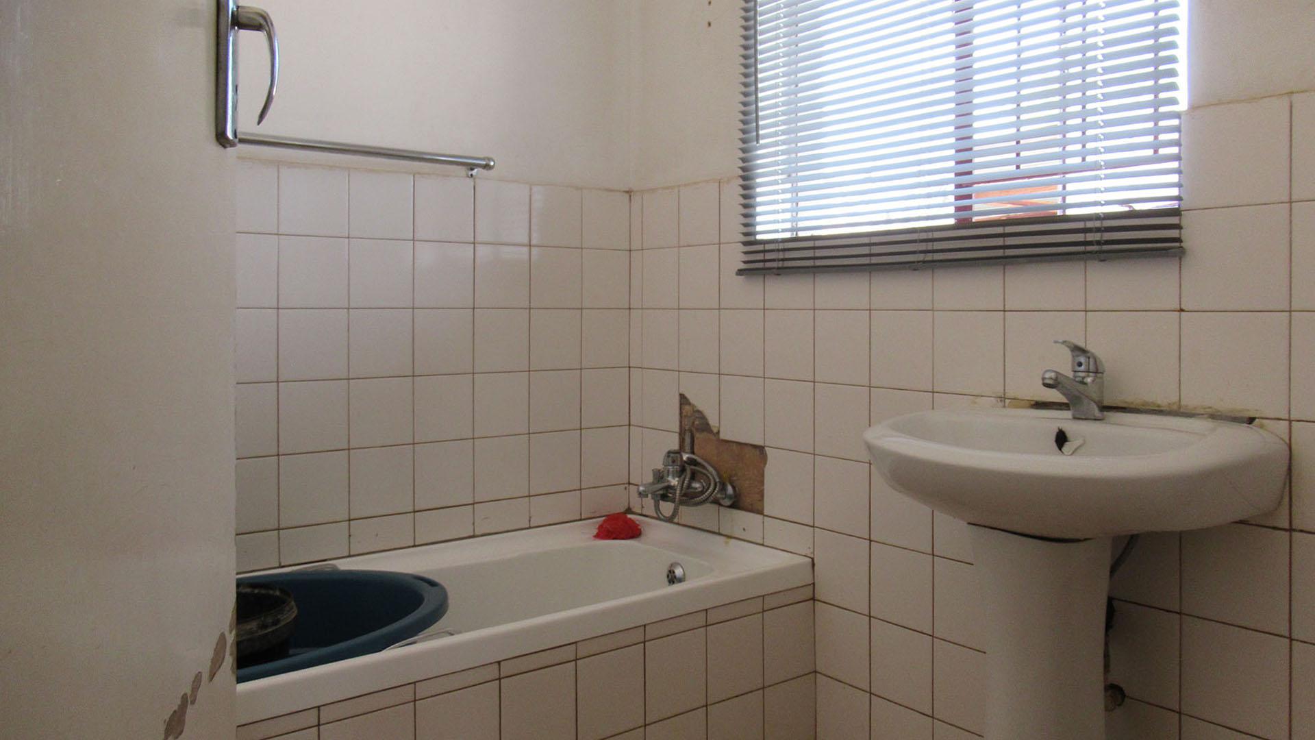 Bathroom 1 - 4 square meters of property in Toekomsrus