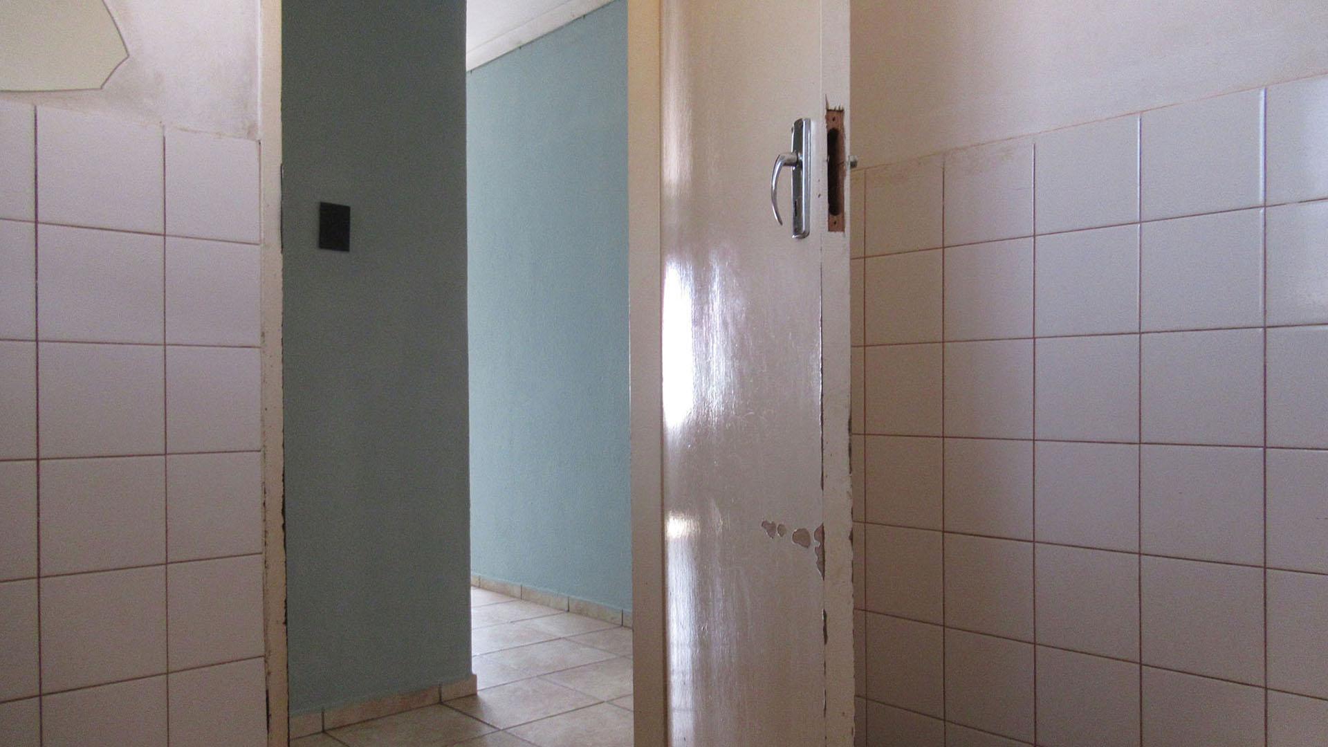 Bathroom 1 - 4 square meters of property in Toekomsrus