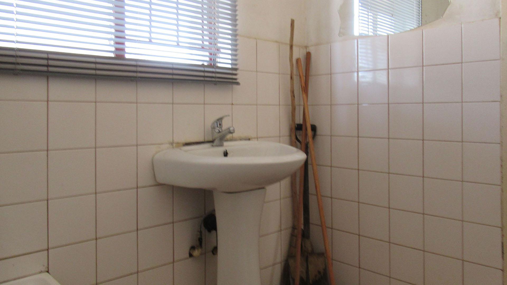 Bathroom 1 - 4 square meters of property in Toekomsrus
