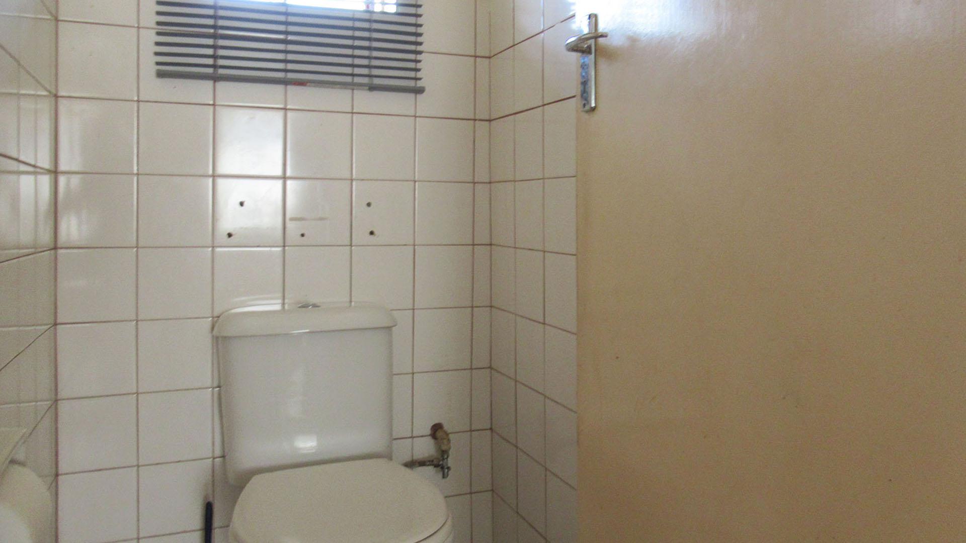 Bathroom 2 - 2 square meters of property in Toekomsrus