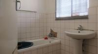 Bathroom 1 - 4 square meters of property in Toekomsrus