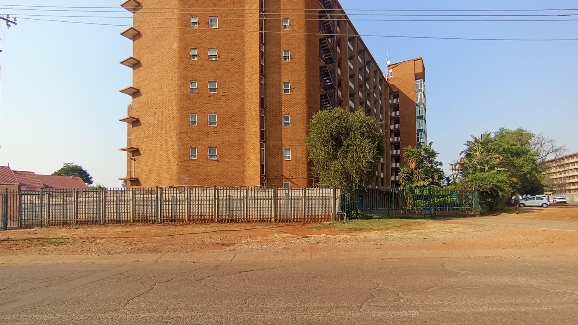 Front View of property in Weavind Park