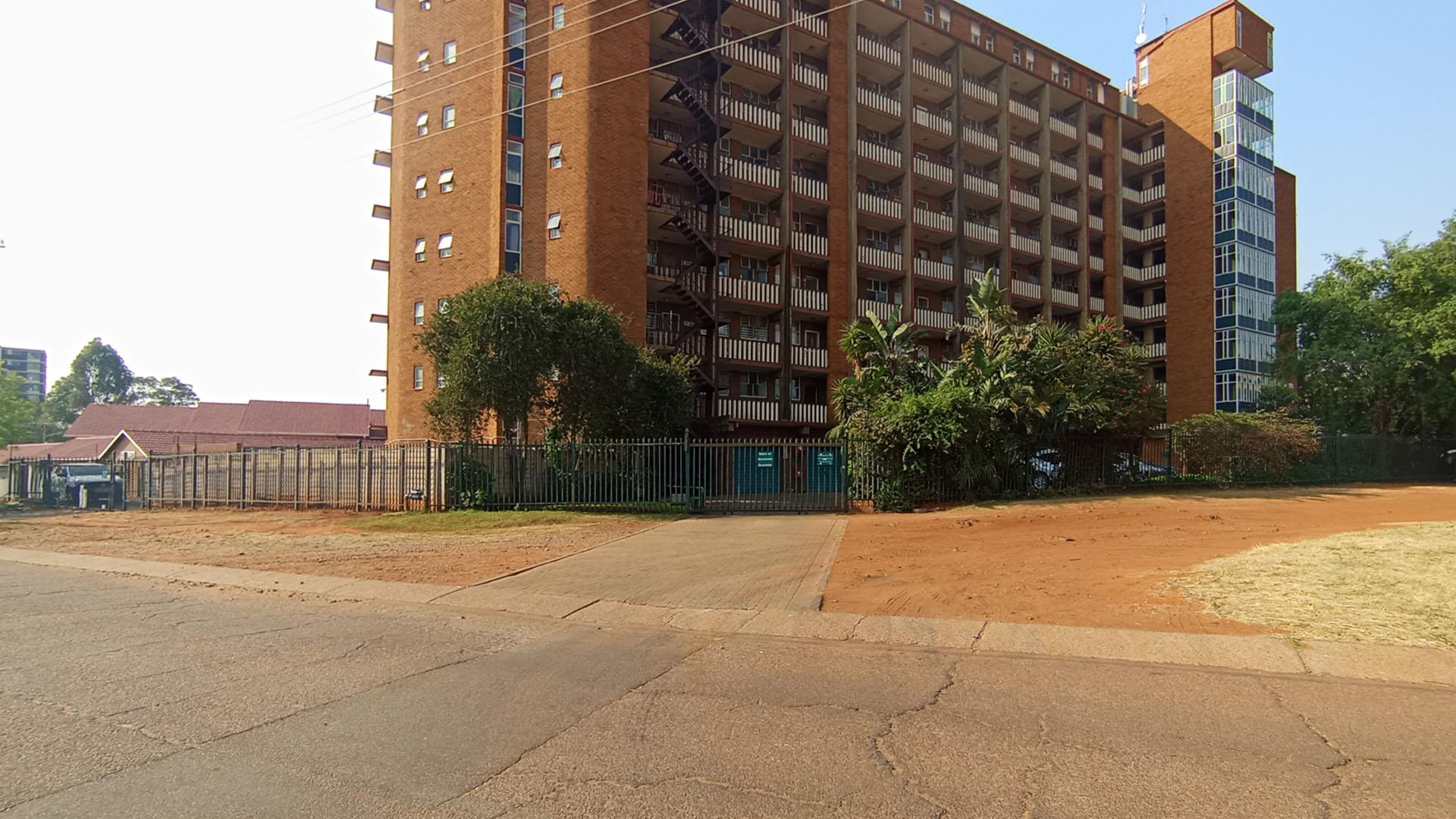 Front View of property in Weavind Park