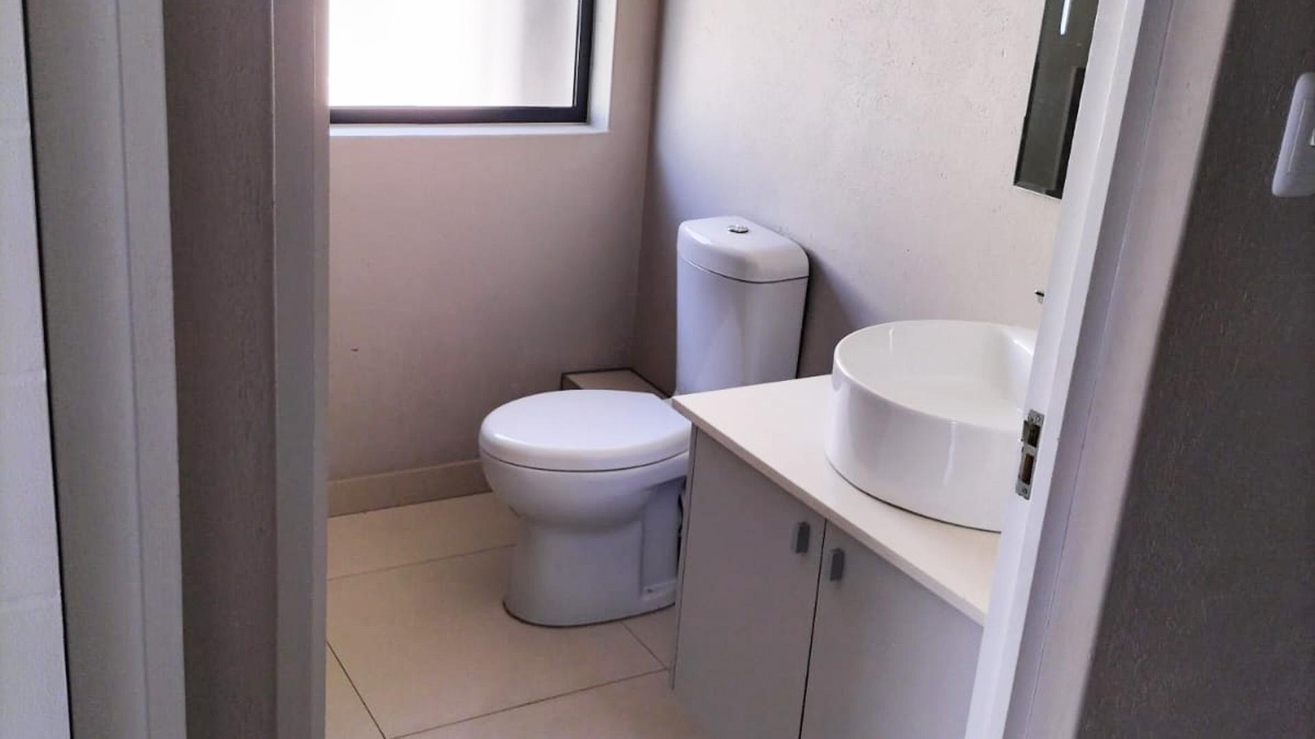 Bathroom 1 of property in Stonehenge