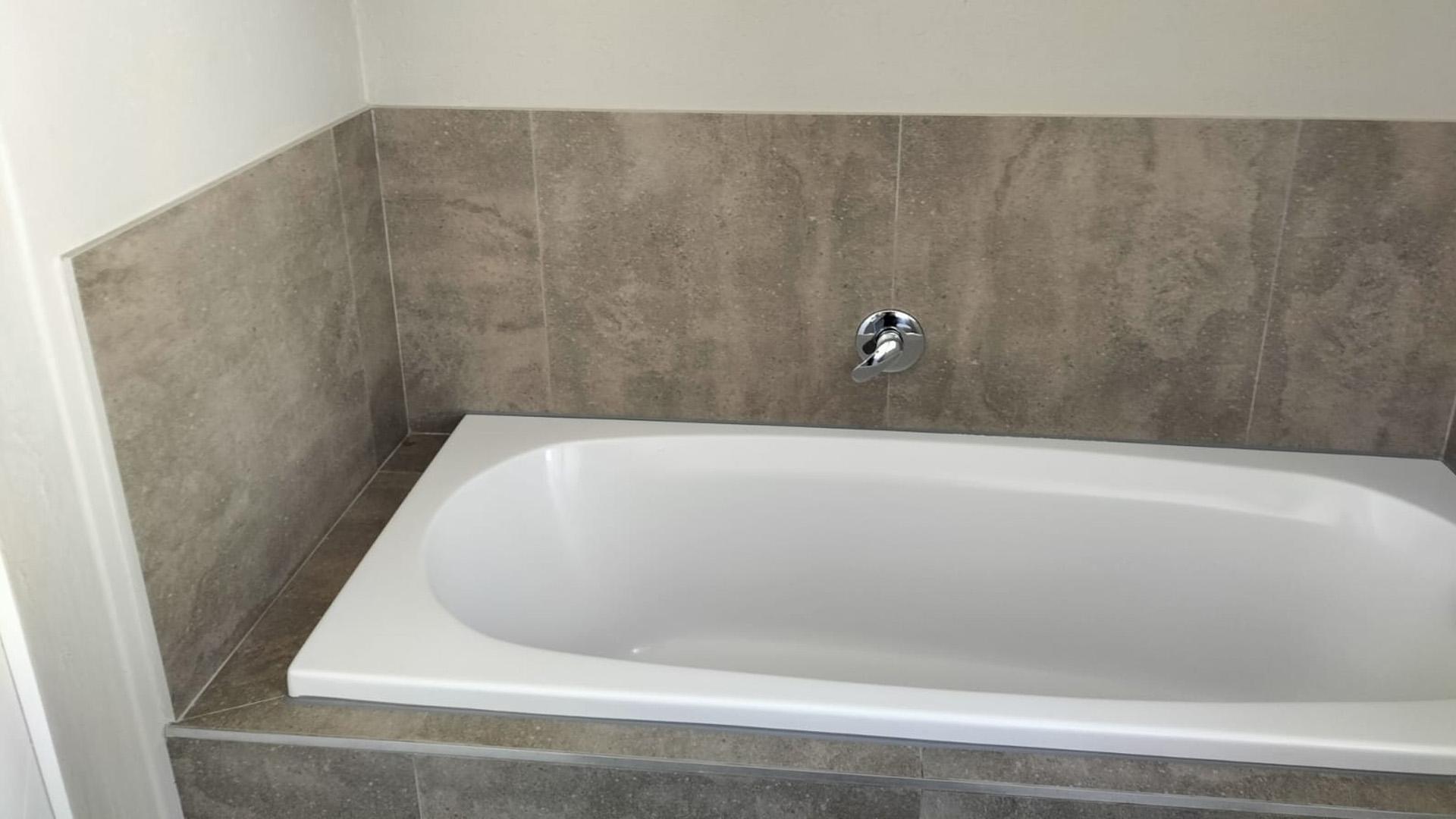 Bathroom 1 of property in Stonehenge