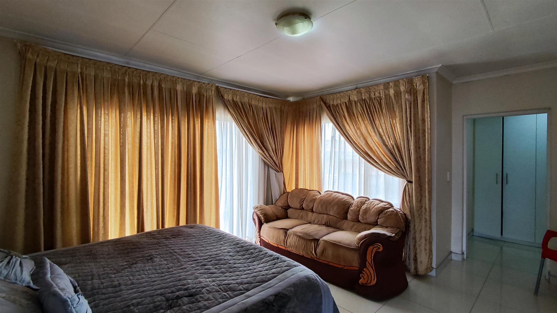 Main Bedroom - 14 square meters of property in Meyerton