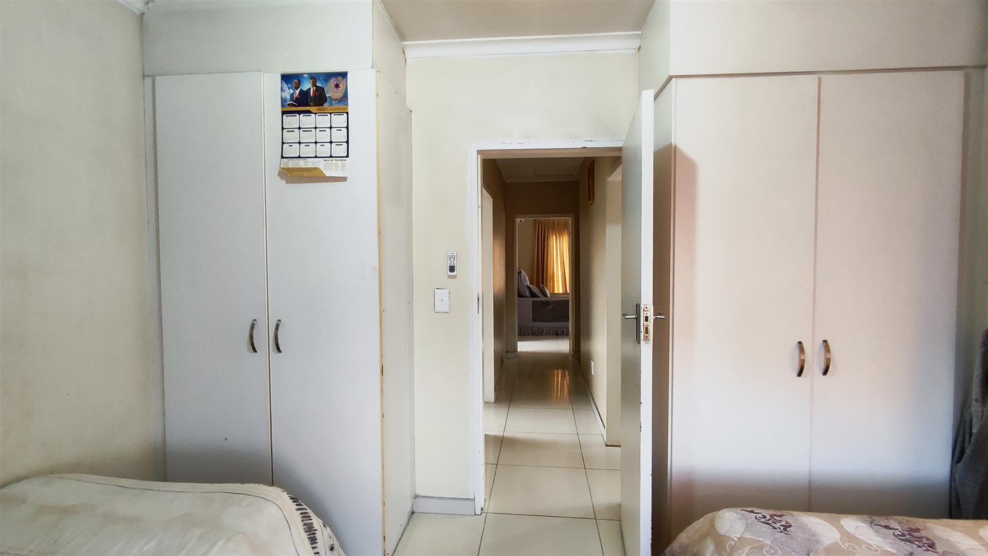 Bed Room 1 - 12 square meters of property in Meyerton