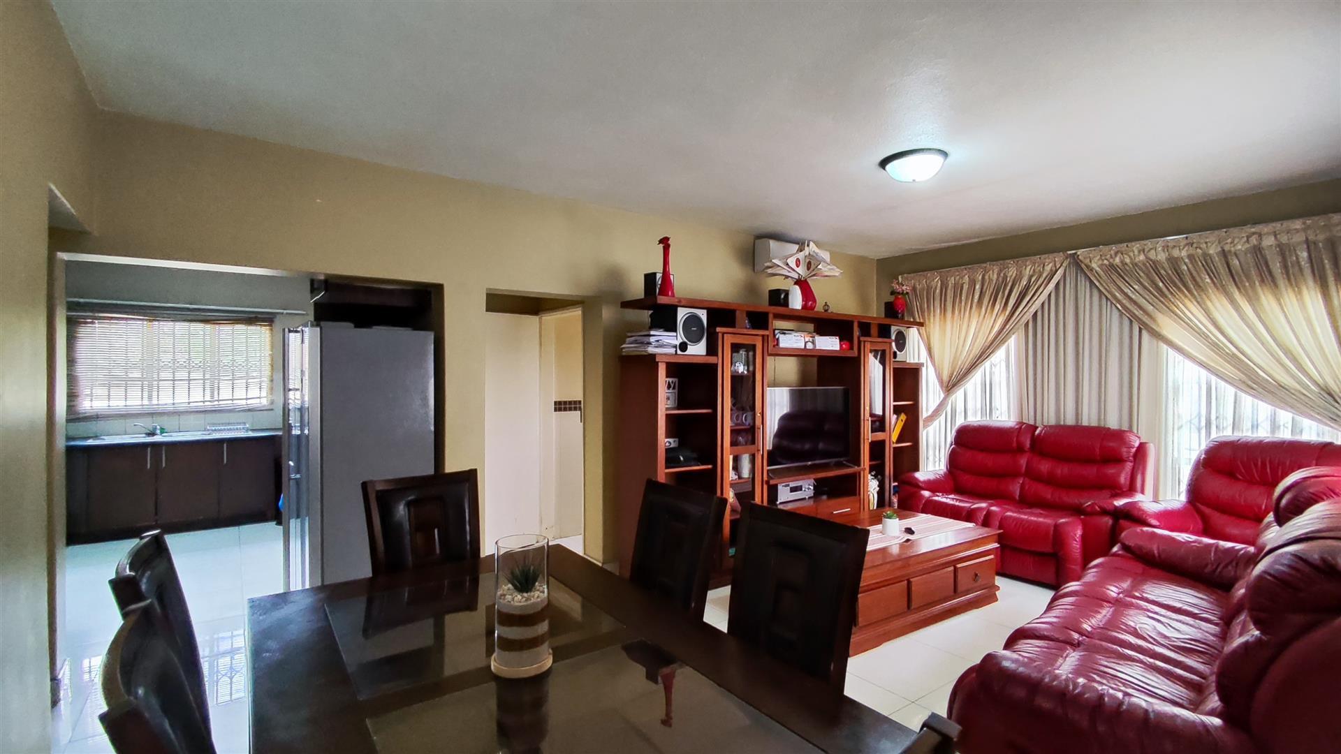 Lounges - 16 square meters of property in Meyerton