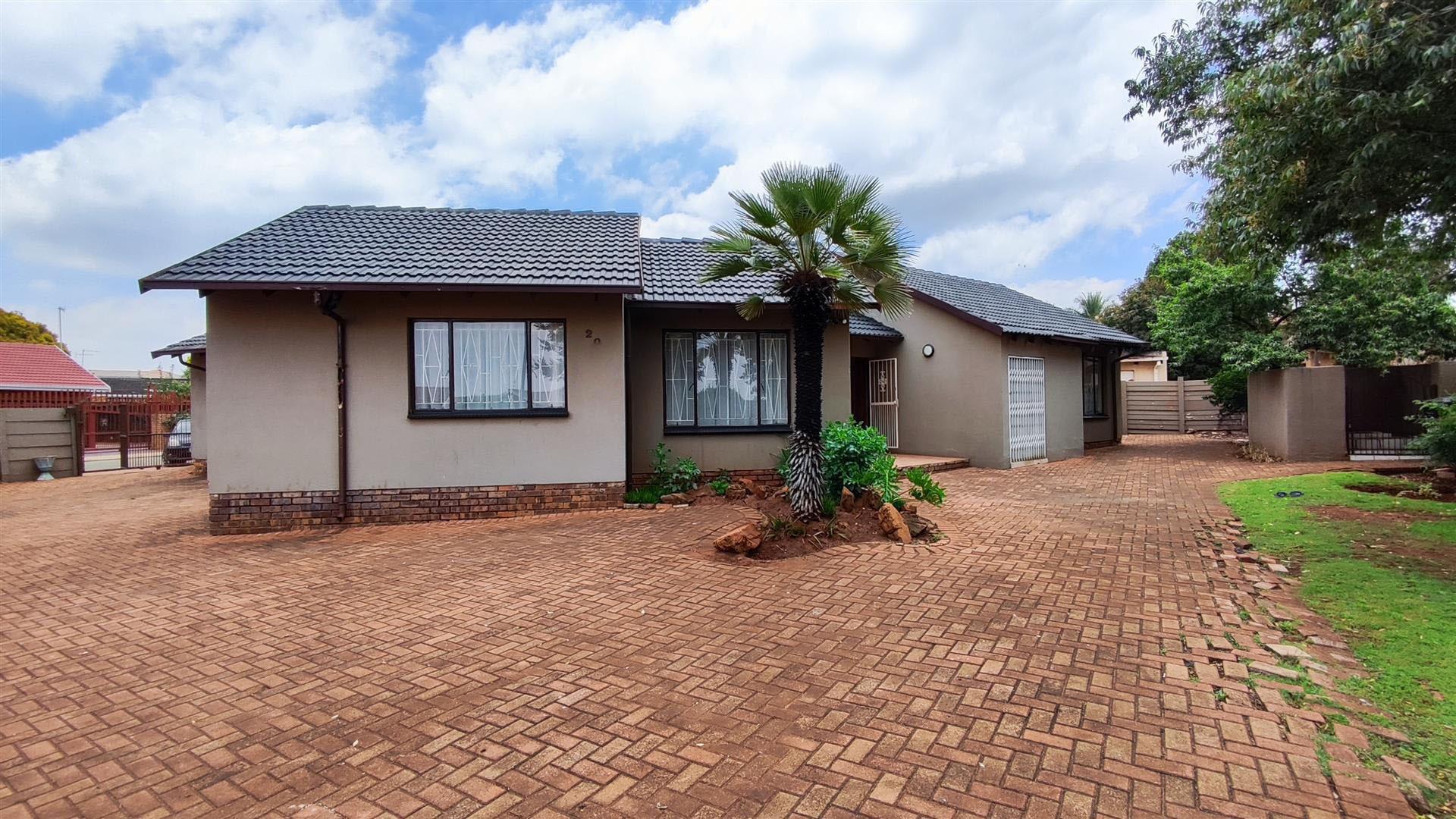 Spaces - 23 square meters of property in Bakerton