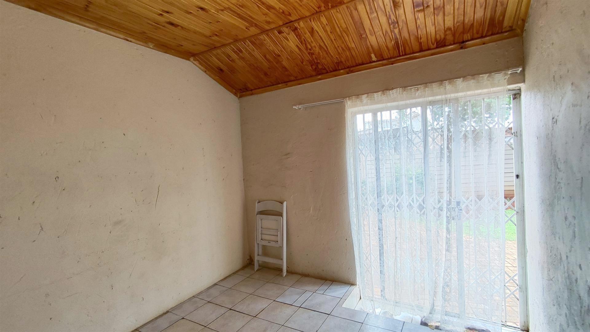 Bed Room 1 - 14 square meters of property in Bakerton