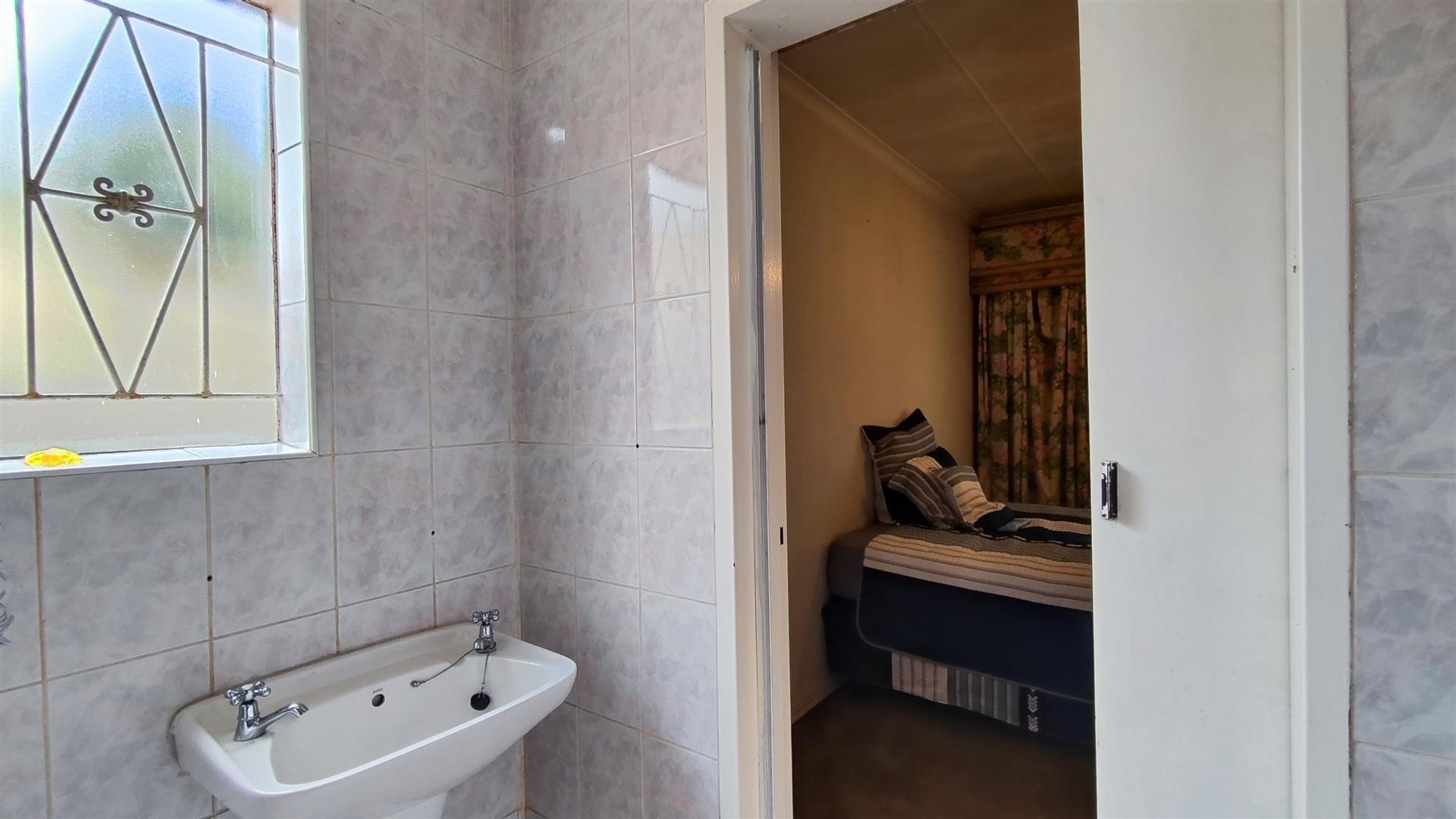 Bathroom 1 - 6 square meters of property in Bakerton