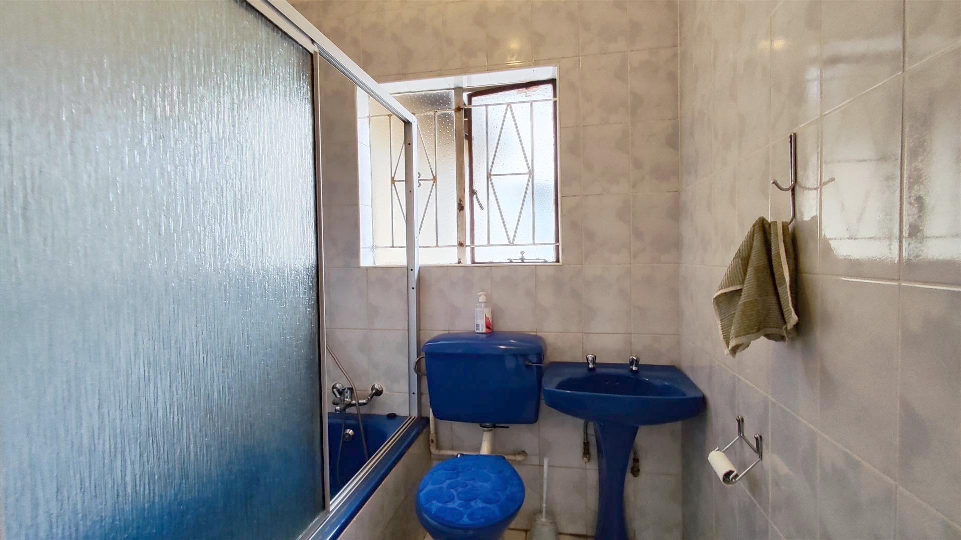 Bathroom 2 - 5 square meters of property in Bakerton