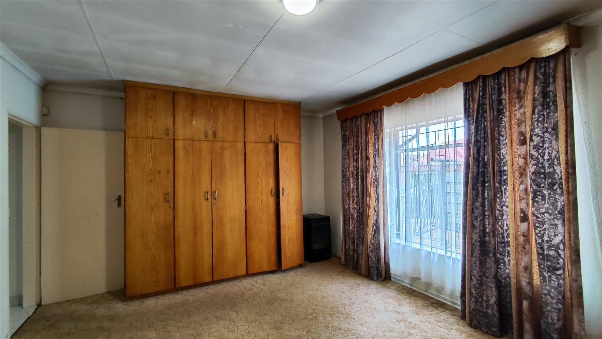 Bed Room 4 - 30 square meters of property in Bakerton