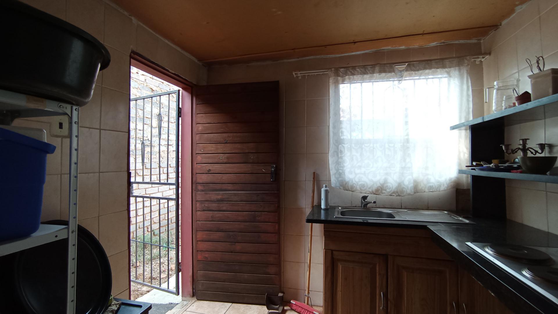 Kitchen - 6 square meters of property in Lakeside - (Vereeniging)