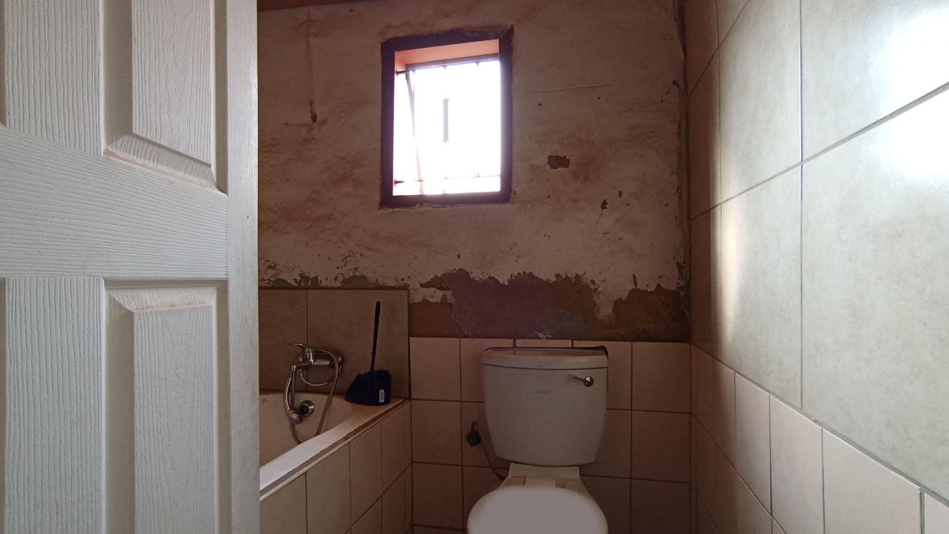 Bathroom 1 - 4 square meters of property in Lakeside - (Vereeniging)
