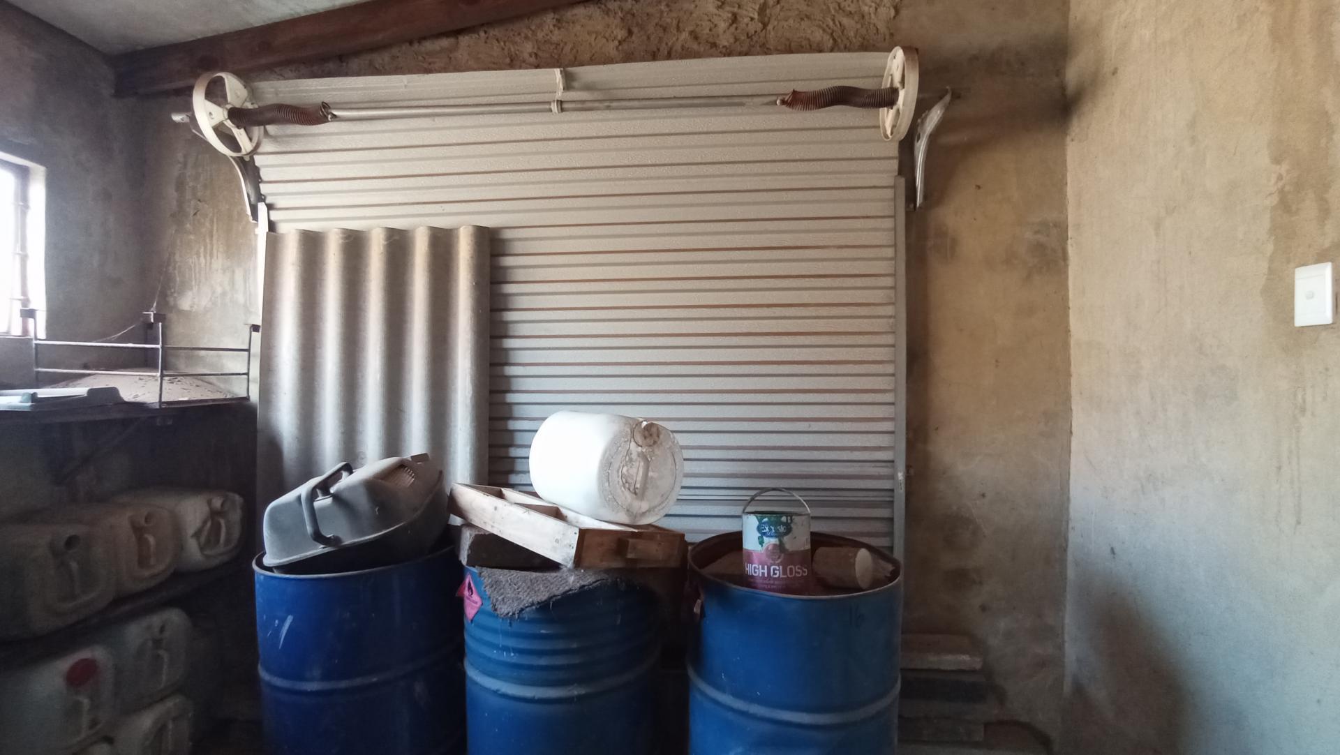 Spaces - 52 square meters of property in Lakeside - (Vereeniging)