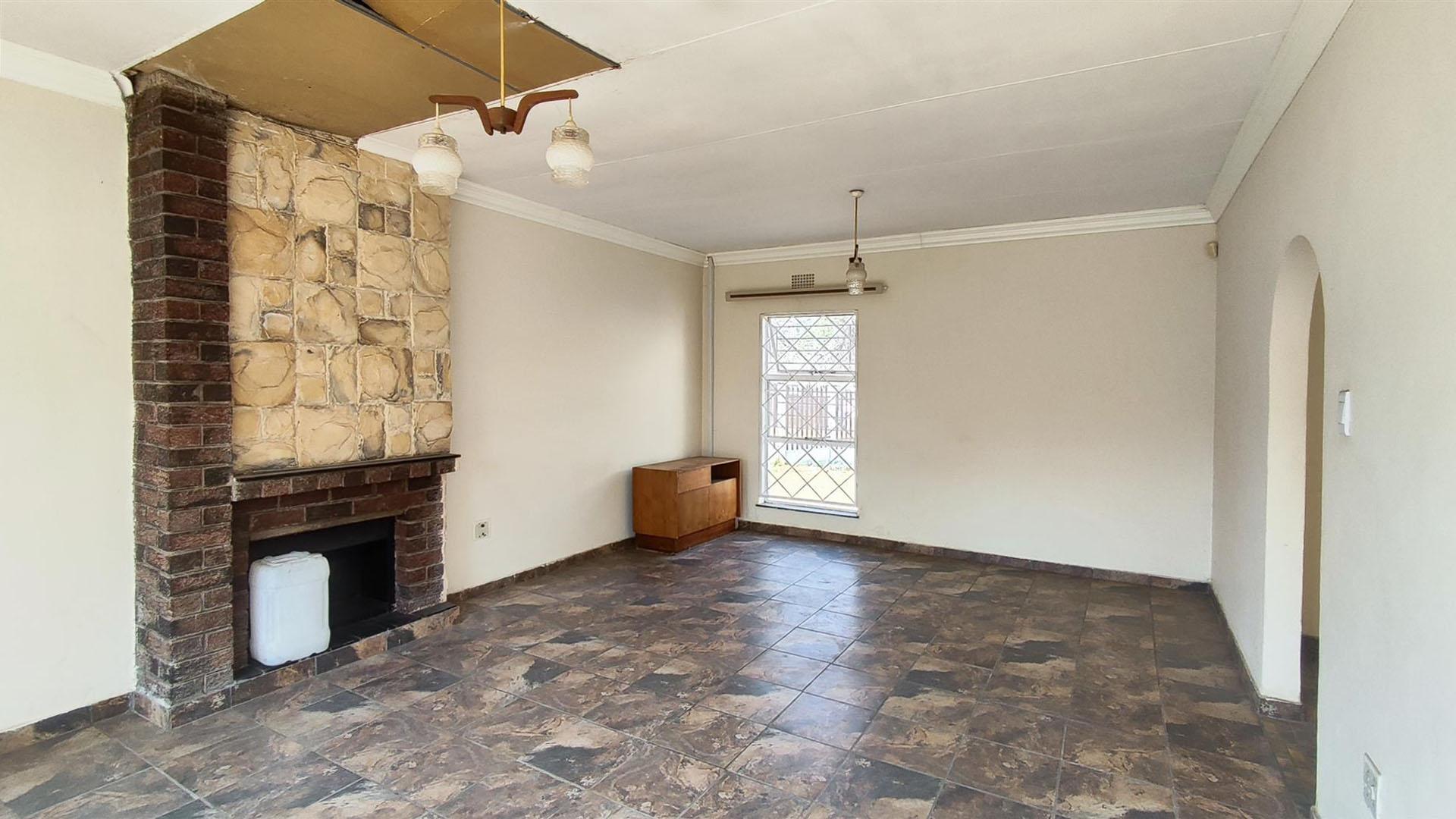 Lounges - 30 square meters of property in Sharon Park