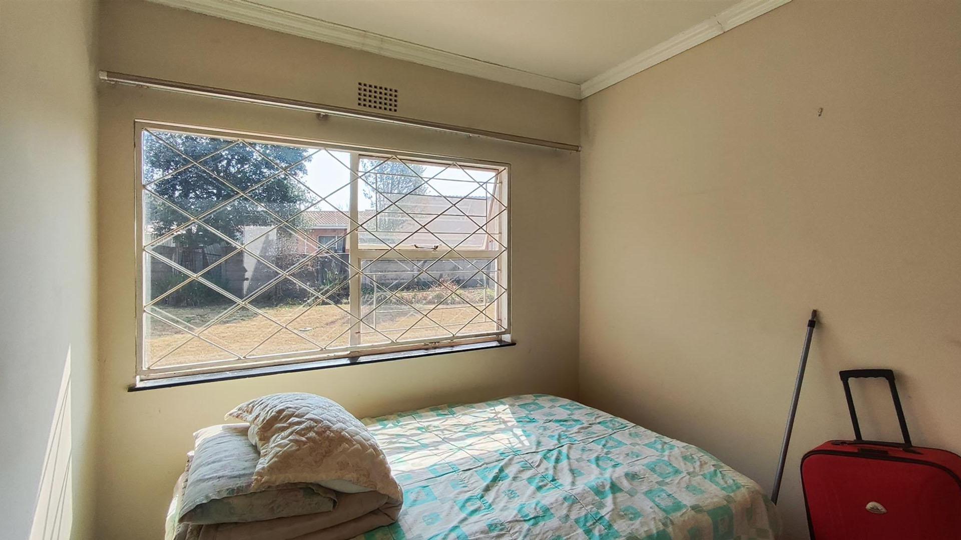 Bed Room 1 - 11 square meters of property in Sharon Park