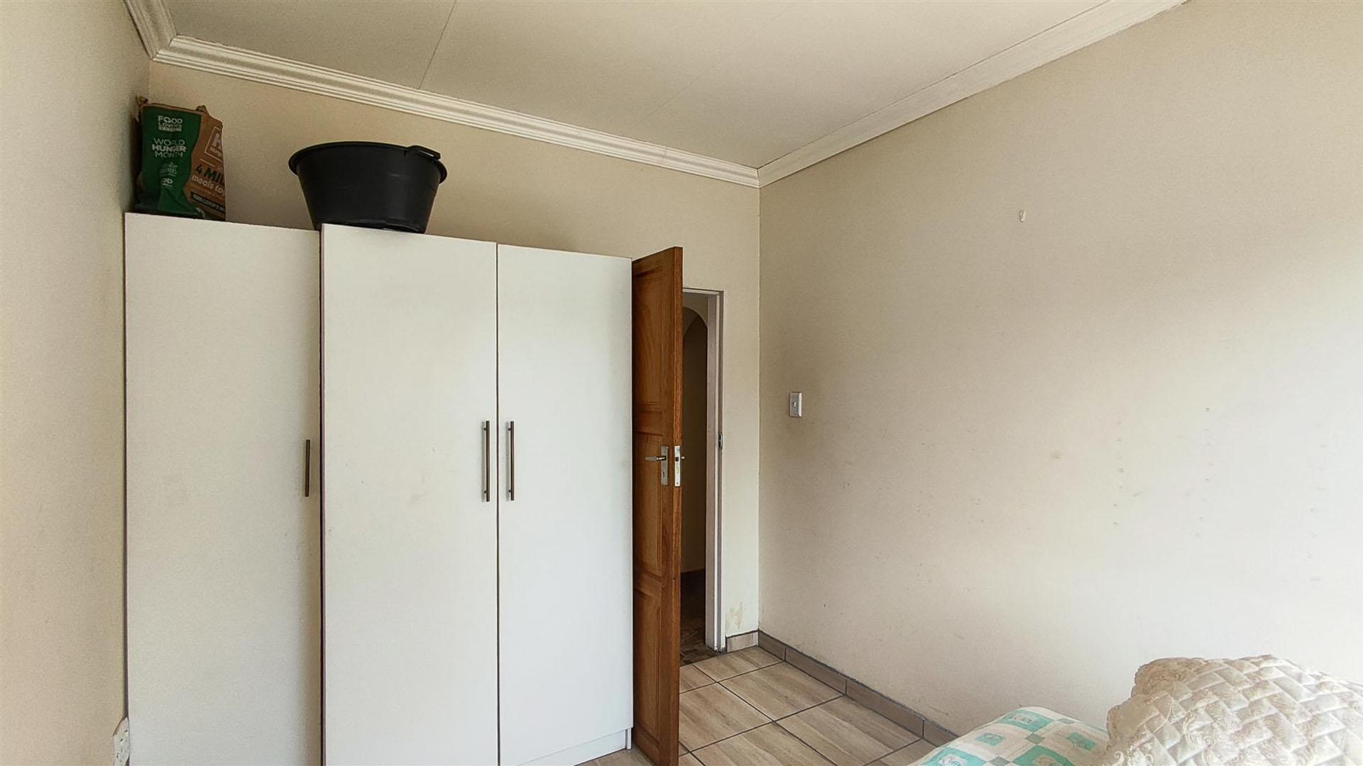 Bed Room 1 - 11 square meters of property in Sharon Park