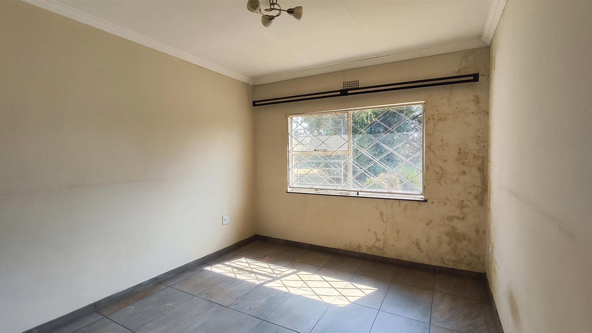 Main Bedroom - 21 square meters of property in Sharon Park