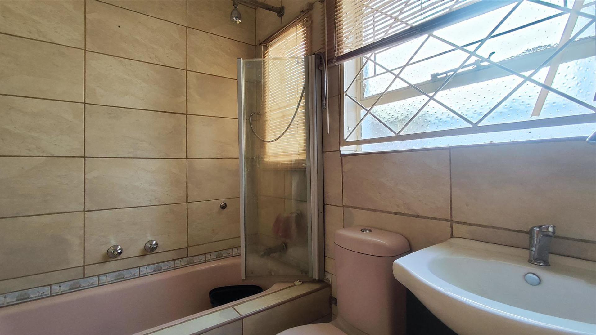 Main Bathroom - 4 square meters of property in Sharon Park