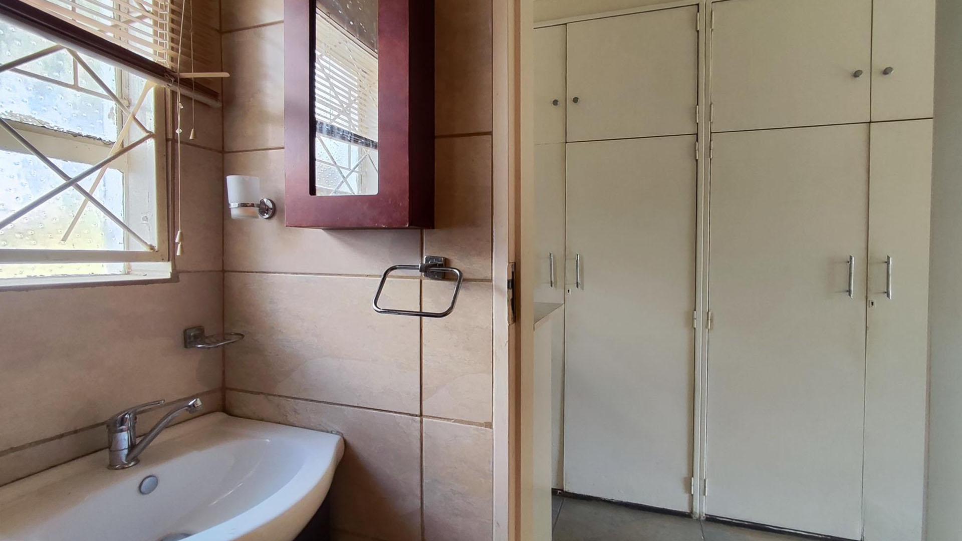Main Bathroom - 4 square meters of property in Sharon Park